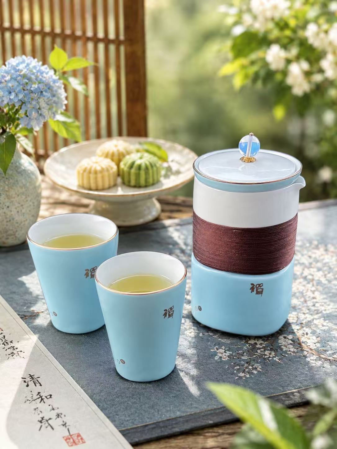 A Luxury Ceramic Tea Set Gift – 1 Teapot, 2 Cups & Storage Box | Blue/White Color 福字釉下彩陶瓷茶具礼盒套装 1壶2杯+礼盒 蓝/白色2款选
