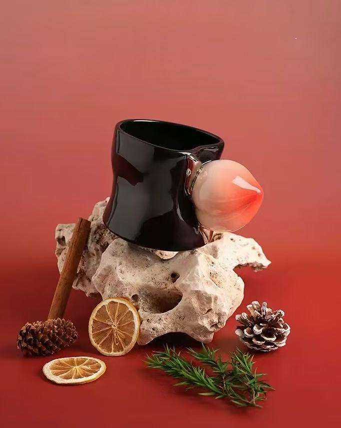 Ceramic Mug with Peach-Shaped Handle 桃子把手质感陶瓷马克杯