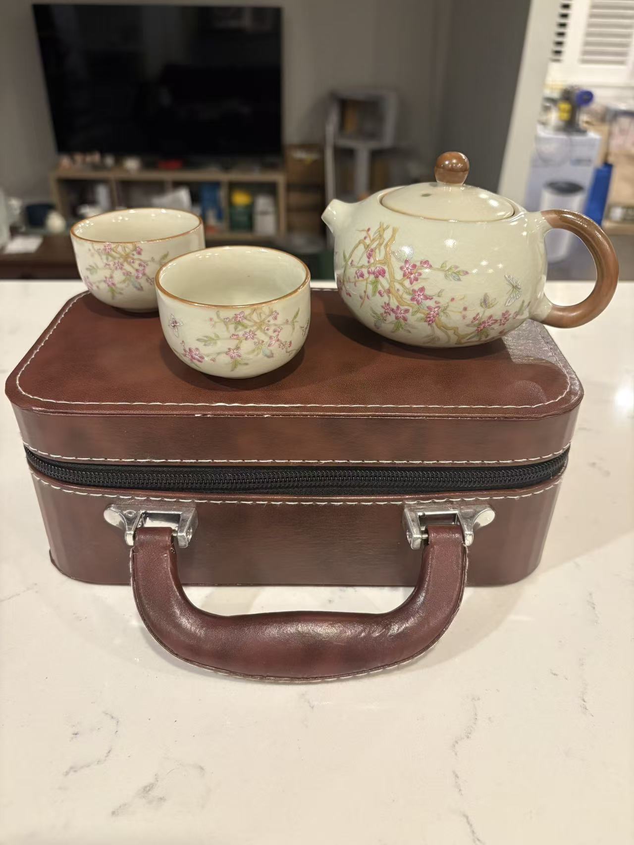 A Luxury Ceramic Tea Set Gift Box with Teapot and 2 Cups, Elegant Travel Storage Case 礼盒茶具套装 1壶2杯+仿皮提手礼盒 樱花/紫阳花两款选