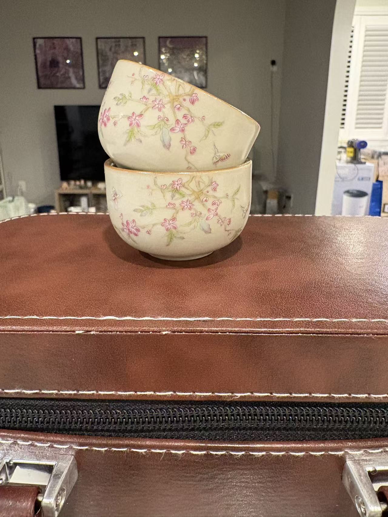 A Luxury Ceramic Tea Set Gift Box with Teapot and 2 Cups, Elegant Travel Storage Case 礼盒茶具套装 1壶2杯+仿皮提手礼盒 樱花/紫阳花两款选