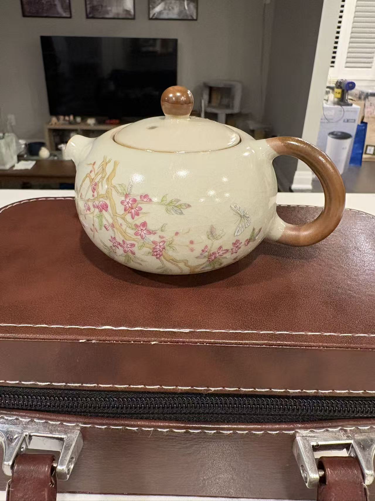 A Luxury Ceramic Tea Set Gift Box with Teapot and 2 Cups, Elegant Travel Storage Case 礼盒茶具套装 1壶2杯+仿皮提手礼盒 樱花/紫阳花两款选