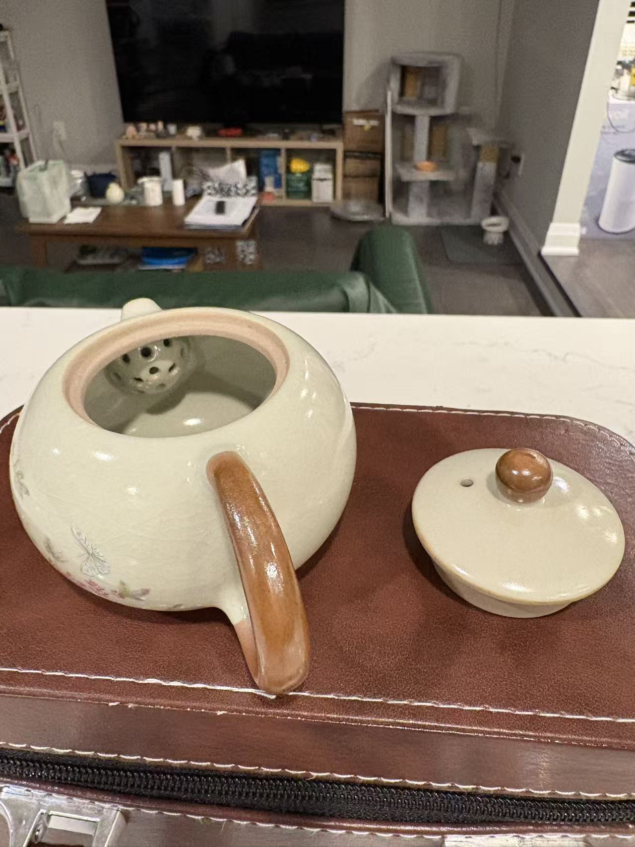 A Luxury Ceramic Tea Set Gift Box with Teapot and 2 Cups, Elegant Travel Storage Case 礼盒茶具套装 1壶2杯+仿皮提手礼盒 樱花/紫阳花两款选