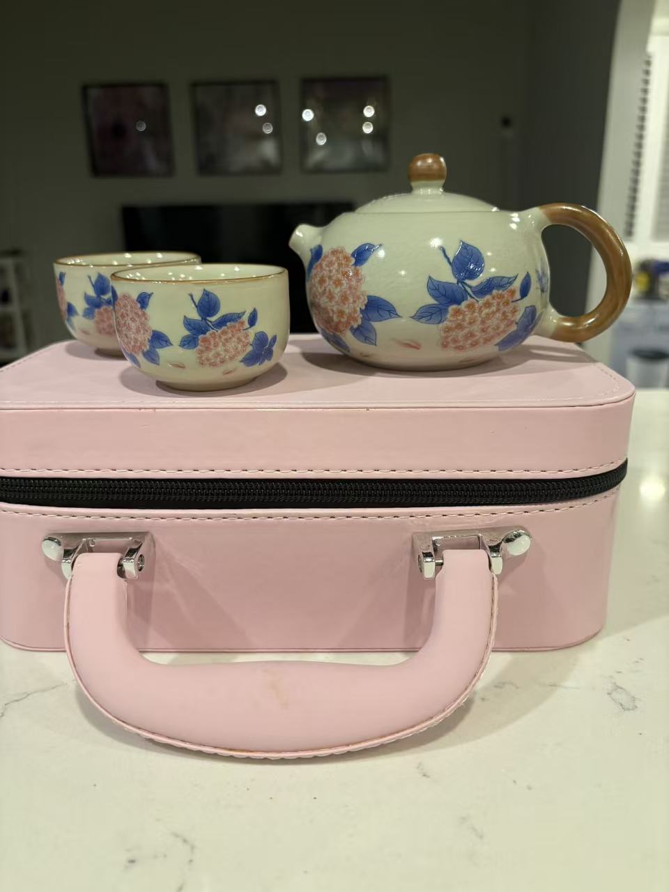 A Luxury Ceramic Tea Set Gift Box with Teapot and 2 Cups, Elegant Travel Storage Case 礼盒茶具套装 1壶2杯+仿皮提手礼盒 樱花/紫阳花两款选