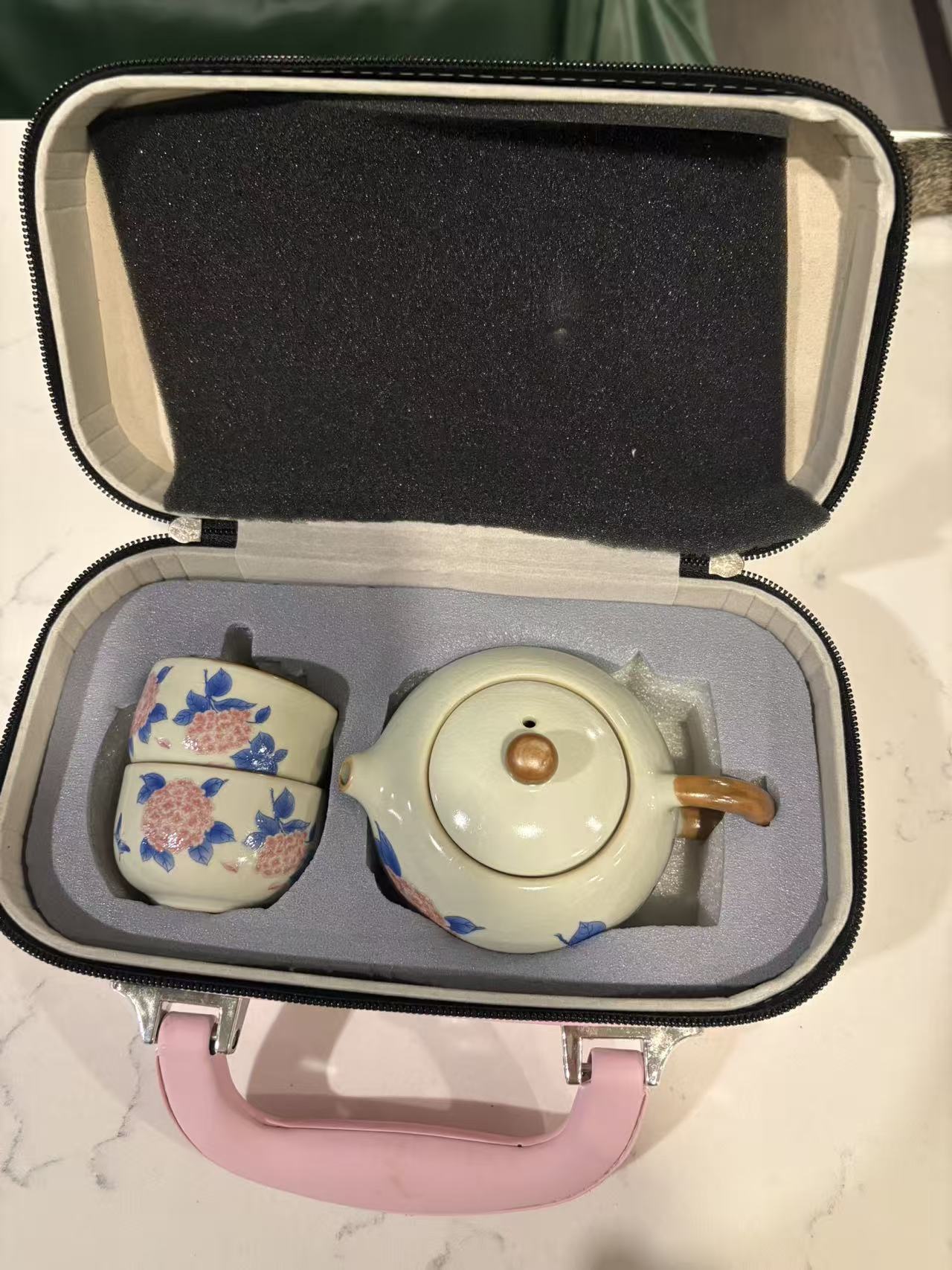 A Luxury Ceramic Tea Set Gift Box with Teapot and 2 Cups, Elegant Travel Storage Case 礼盒茶具套装 1壶2杯+仿皮提手礼盒 樱花/紫阳花两款选