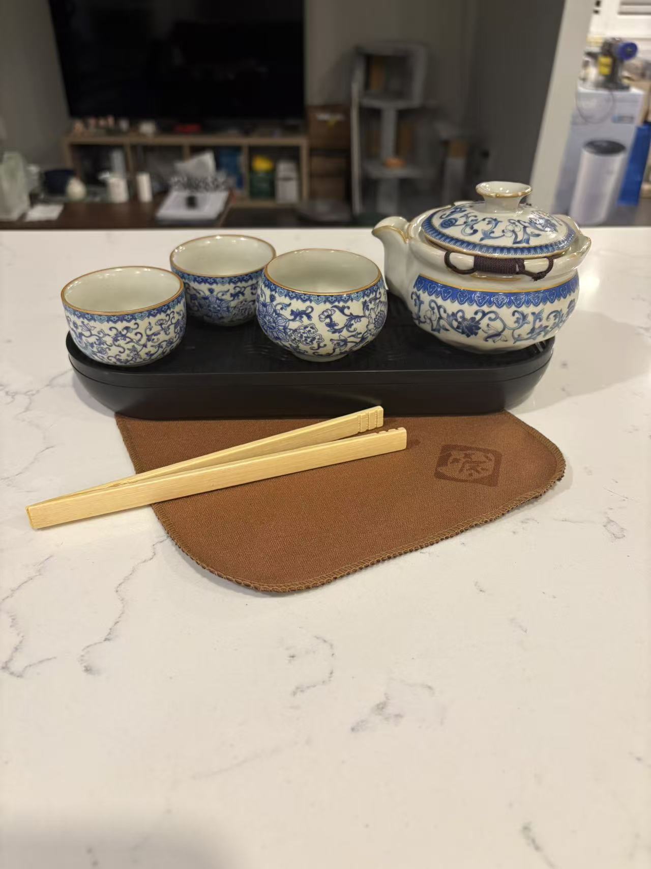 A Luxury Ceramic Tea Set Gift Set – 1 Teapot, 3 Cups, Tea Tray, Cloth & Tongs with Portable Gift Box 青花釉下彩陶瓷茶具礼盒套装 1壶3杯+茶盘茶巾茶夹+仿皮质礼盒