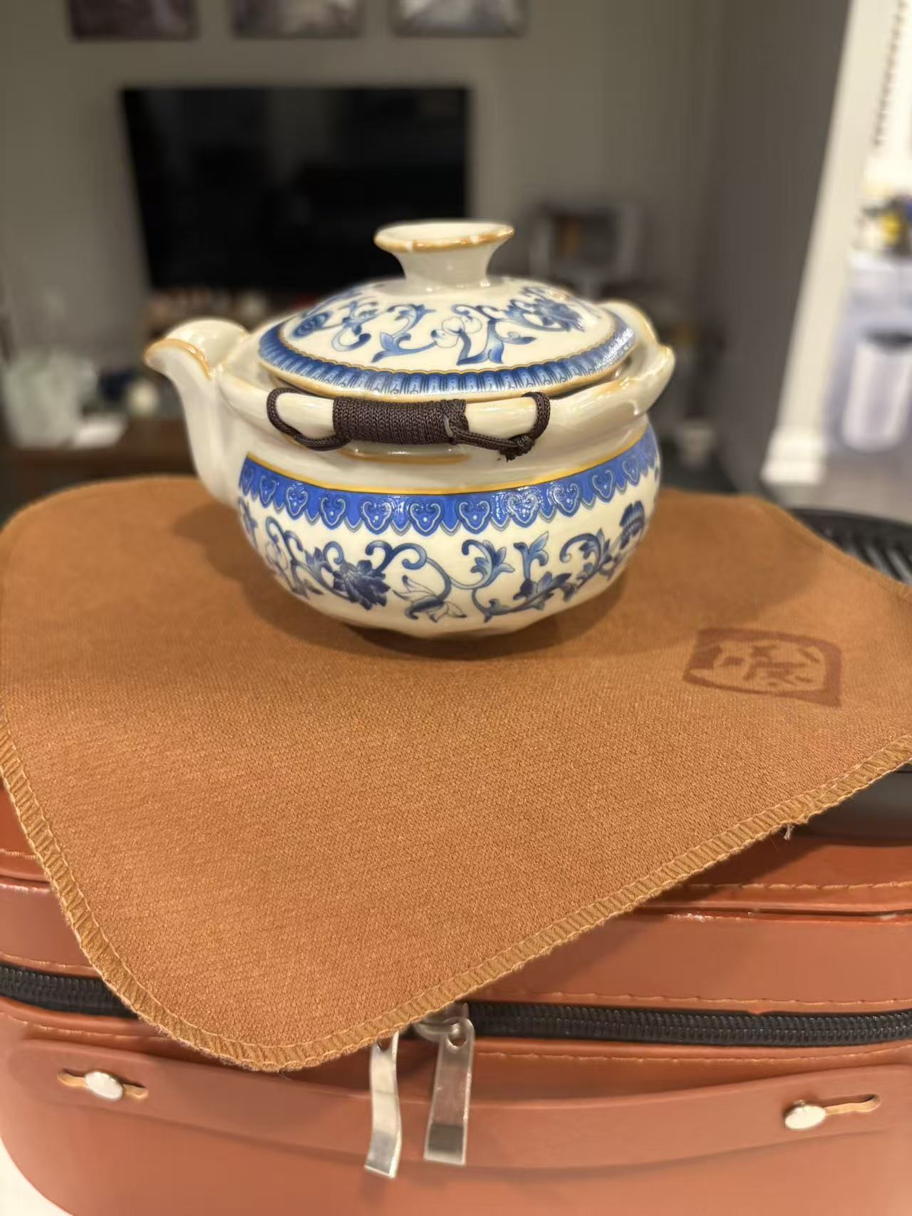 A Luxury Ceramic Tea Set Gift Set – 1 Teapot, 3 Cups, Tea Tray, Cloth & Tongs with Portable Gift Box 青花釉下彩陶瓷茶具礼盒套装 1壶3杯+茶盘茶巾茶夹+仿皮质礼盒
