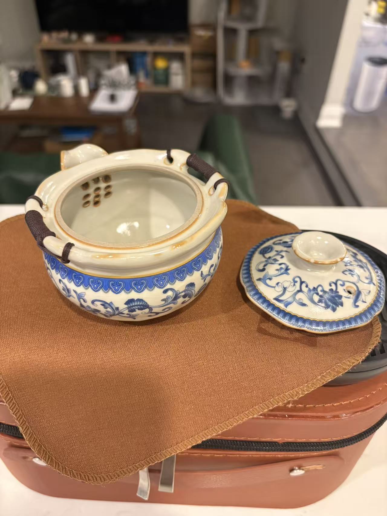 A Luxury Ceramic Tea Set Gift Set – 1 Teapot, 3 Cups, Tea Tray, Cloth & Tongs with Portable Gift Box 青花釉下彩陶瓷茶具礼盒套装 1壶3杯+茶盘茶巾茶夹+仿皮质礼盒
