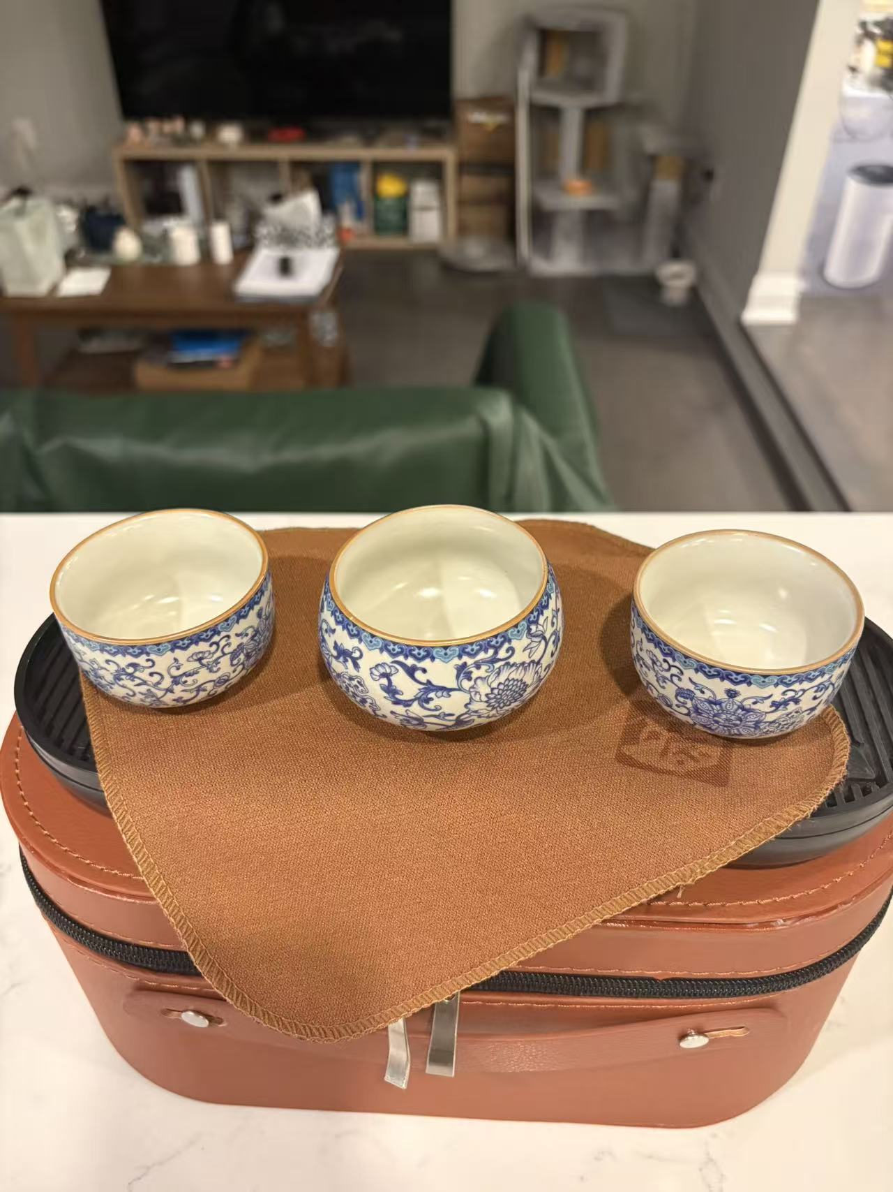 A Luxury Ceramic Tea Set Gift Set – 1 Teapot, 3 Cups, Tea Tray, Cloth & Tongs with Portable Gift Box 青花釉下彩陶瓷茶具礼盒套装 1壶3杯+茶盘茶巾茶夹+仿皮质礼盒