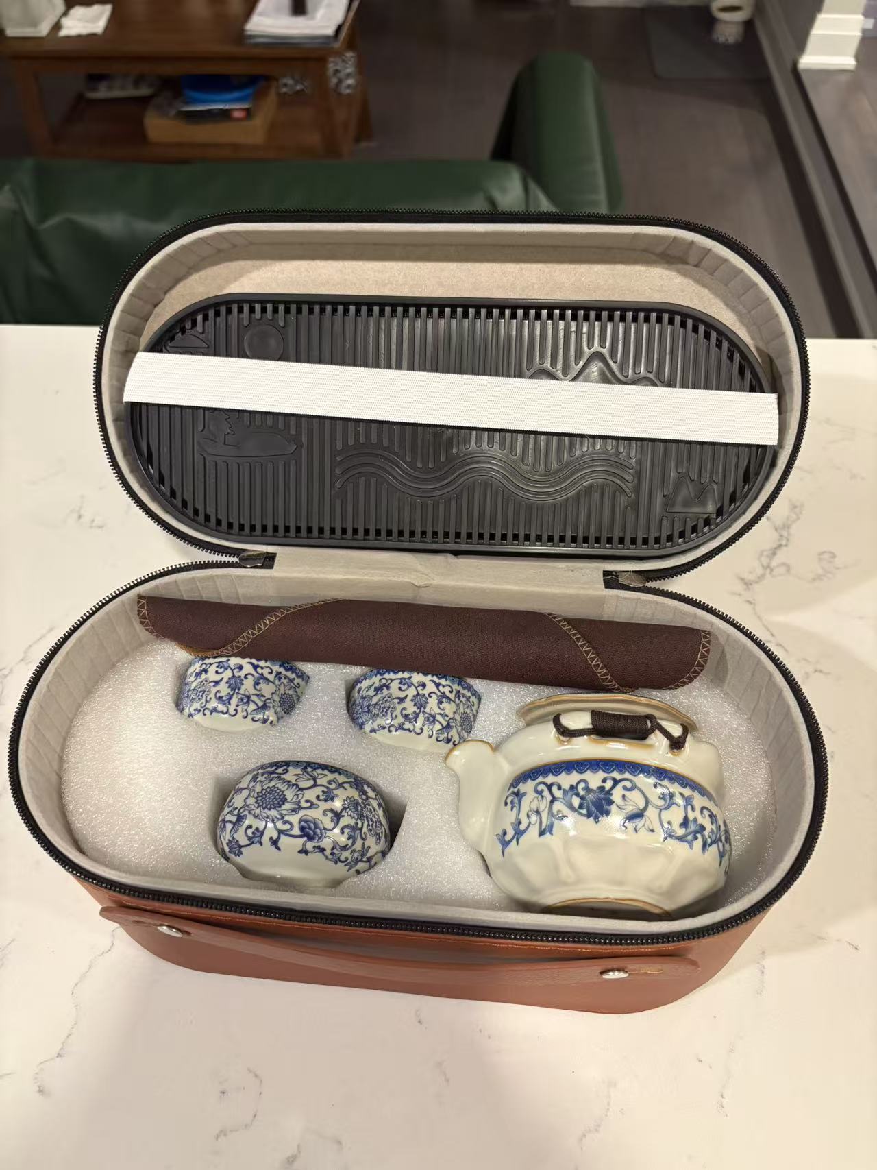 A Luxury Ceramic Tea Set Gift Set – 1 Teapot, 3 Cups, Tea Tray, Cloth & Tongs with Portable Gift Box 青花釉下彩陶瓷茶具礼盒套装 1壶3杯+茶盘茶巾茶夹+仿皮质礼盒