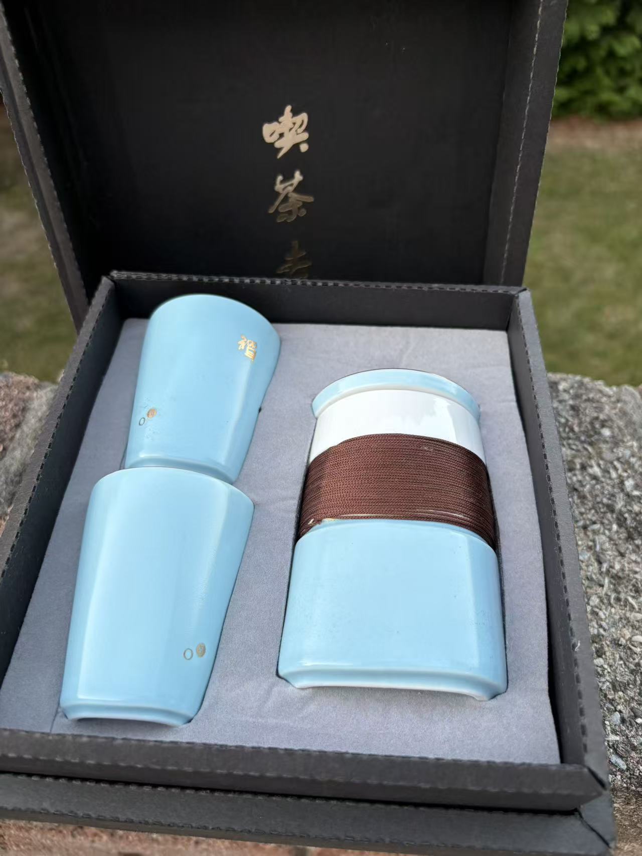 A Luxury Ceramic Tea Set Gift – 1 Teapot, 2 Cups & Storage Box | Blue/White Color 福字釉下彩陶瓷茶具礼盒套装 1壶2杯+礼盒 蓝/白色2款选