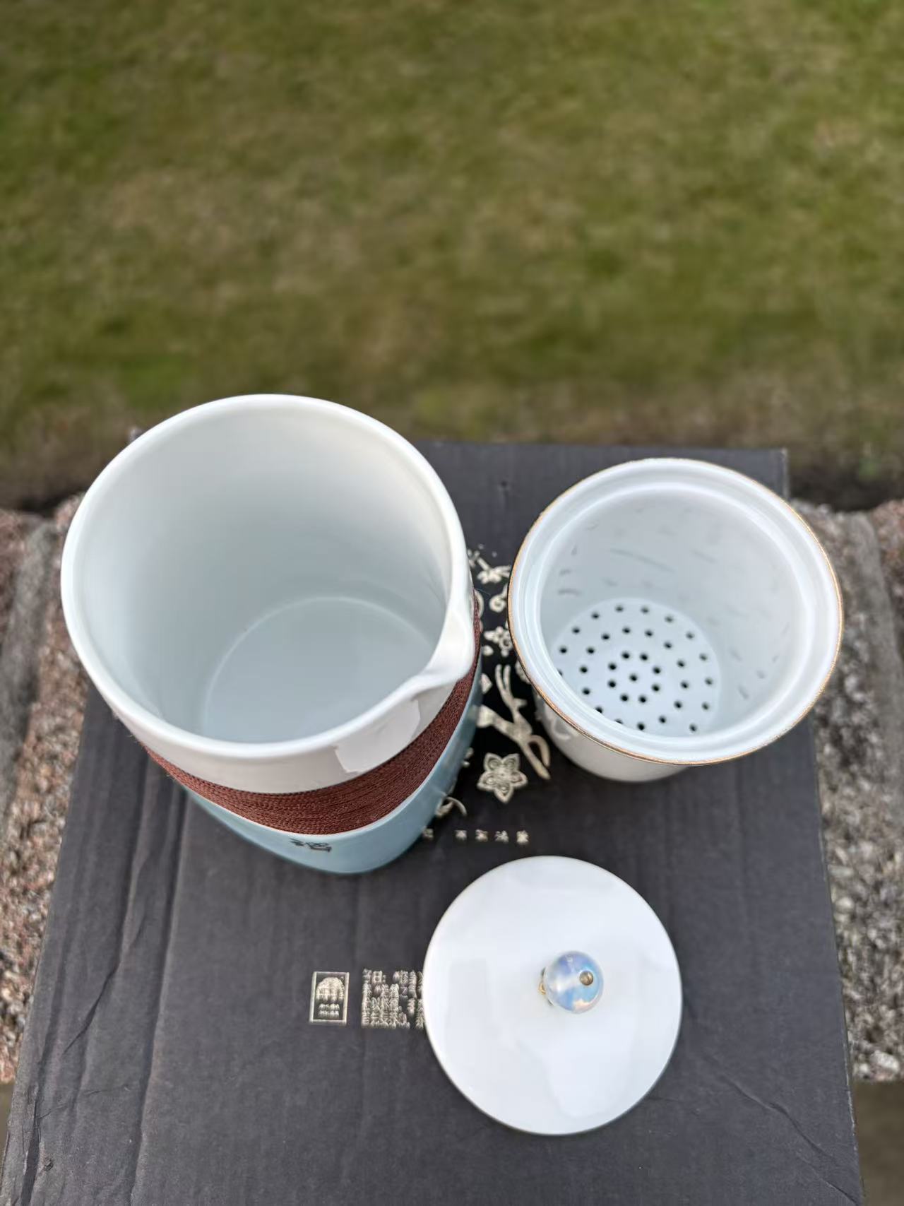 A Luxury Ceramic Tea Set Gift – 1 Teapot, 2 Cups & Storage Box | Blue/White Color 福字釉下彩陶瓷茶具礼盒套装 1壶2杯+礼盒 蓝/白色2款选